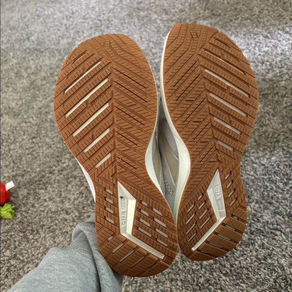 Brooks Levitate Running Shoes, Size 8.5 - Picture 2 of 3